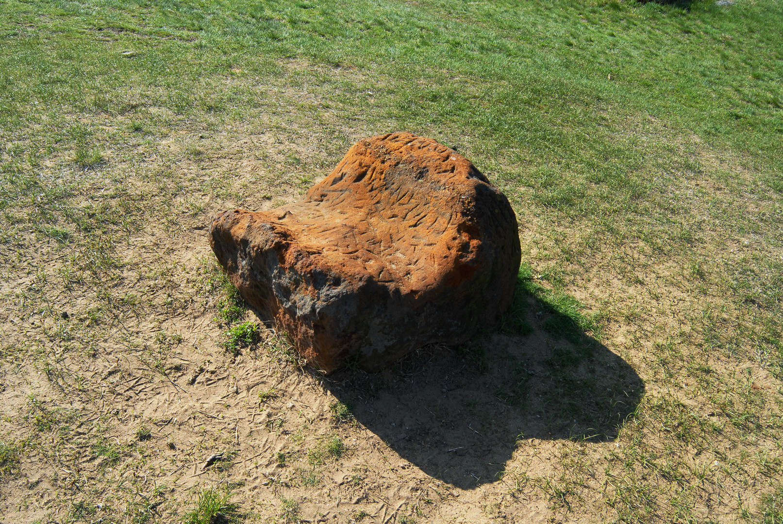 Stein mit jungsteinzeitlicher Bilderschrift in Szentbekkalla-Ungarn_Hungary