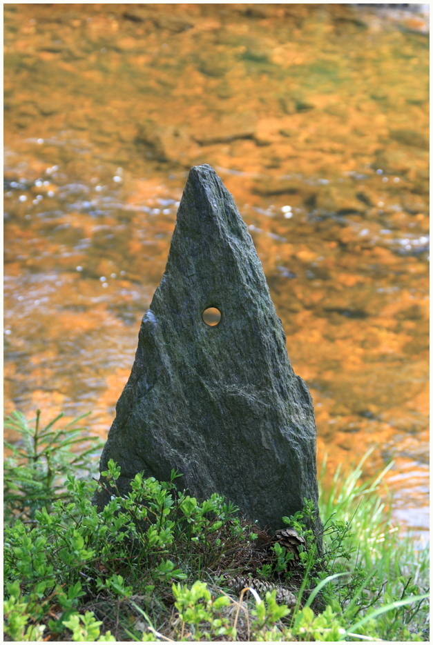 Stein mit Loch... Foto & Bild landschaft, bach, fluss & see