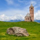 Stein, natürlich und bearbeitet.