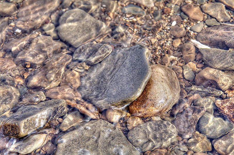 Stein ummantelt von Wasser