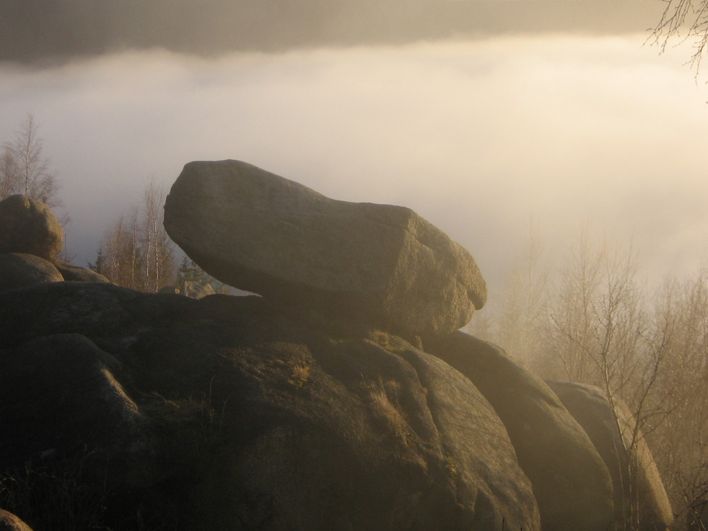 Stein und Nebel