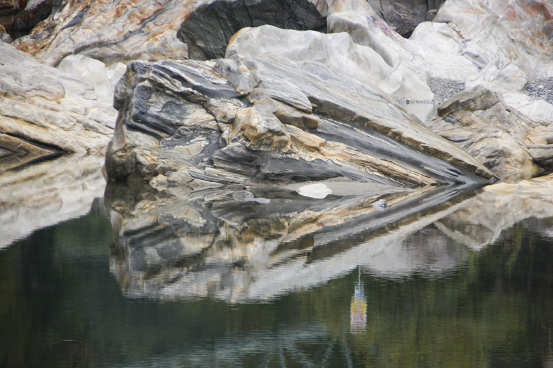 Stein und Spiegelung