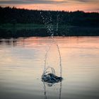 Stein versinkt im Sonnenuntergang