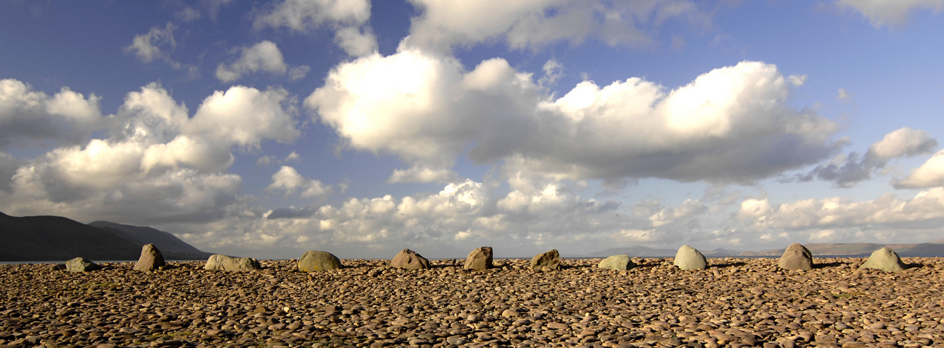 Steinansammlung an einem Strand in der Nähe von Kilarney