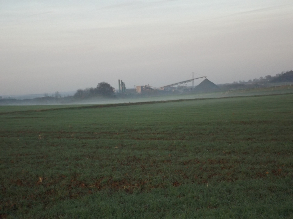 Steinbruch im aufsteigenden Nebel