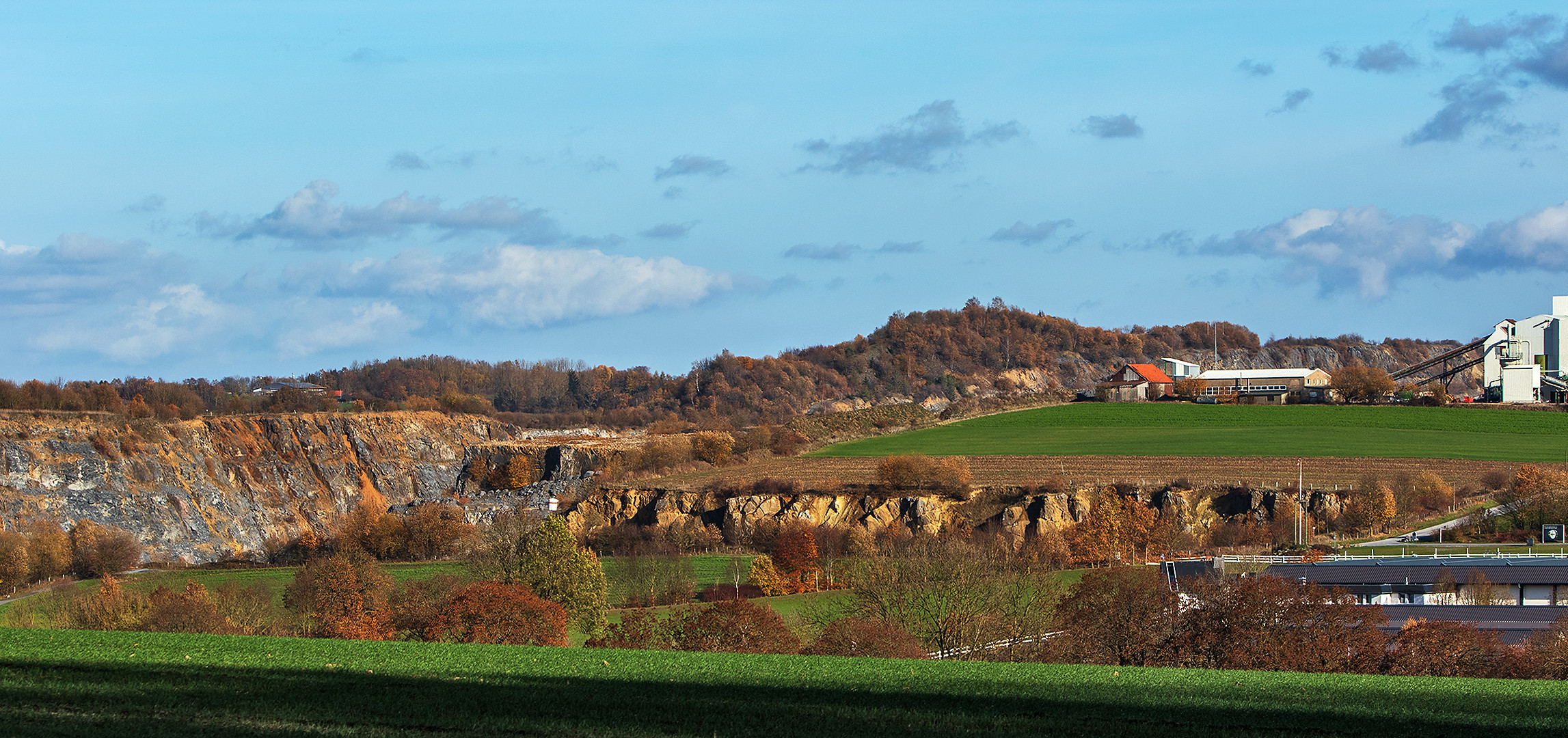 Steinbruch im Herbst