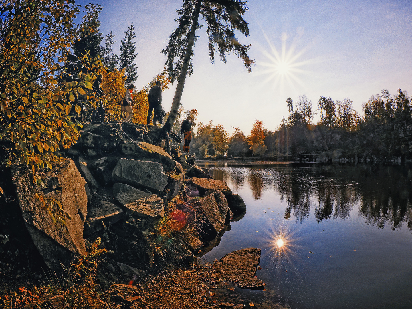 Steinbruchweiher in Herbstfarben