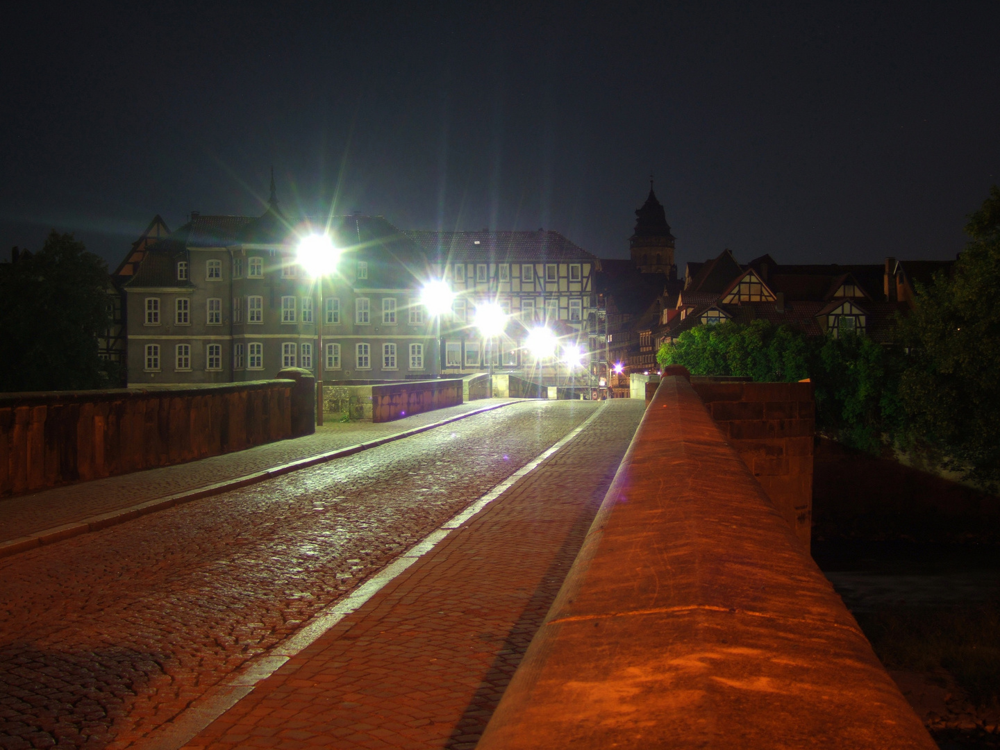 Steinbrücke bei Nacht