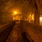 Steinbrücke im Nebel