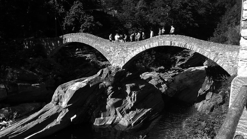  Steinbrücke im Verzasca Tal 