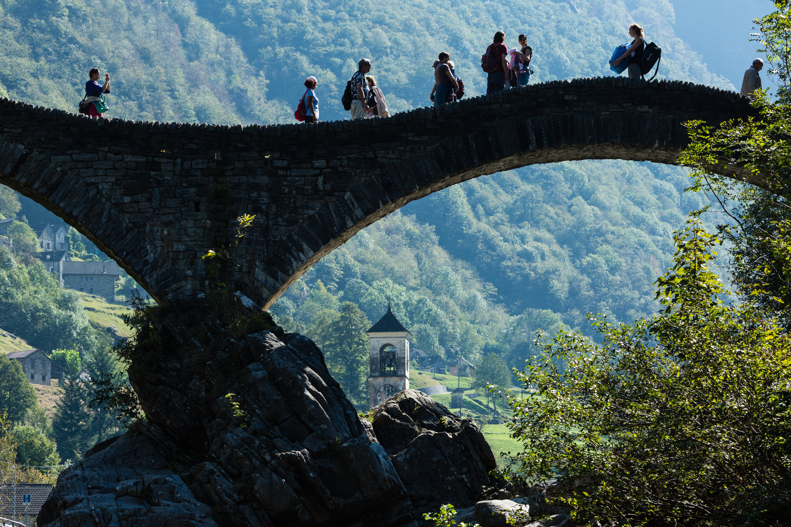 Steinbrücke, Kirche und Bergflanke