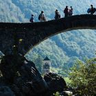 Steinbrücke, Kirche und Bergflanke