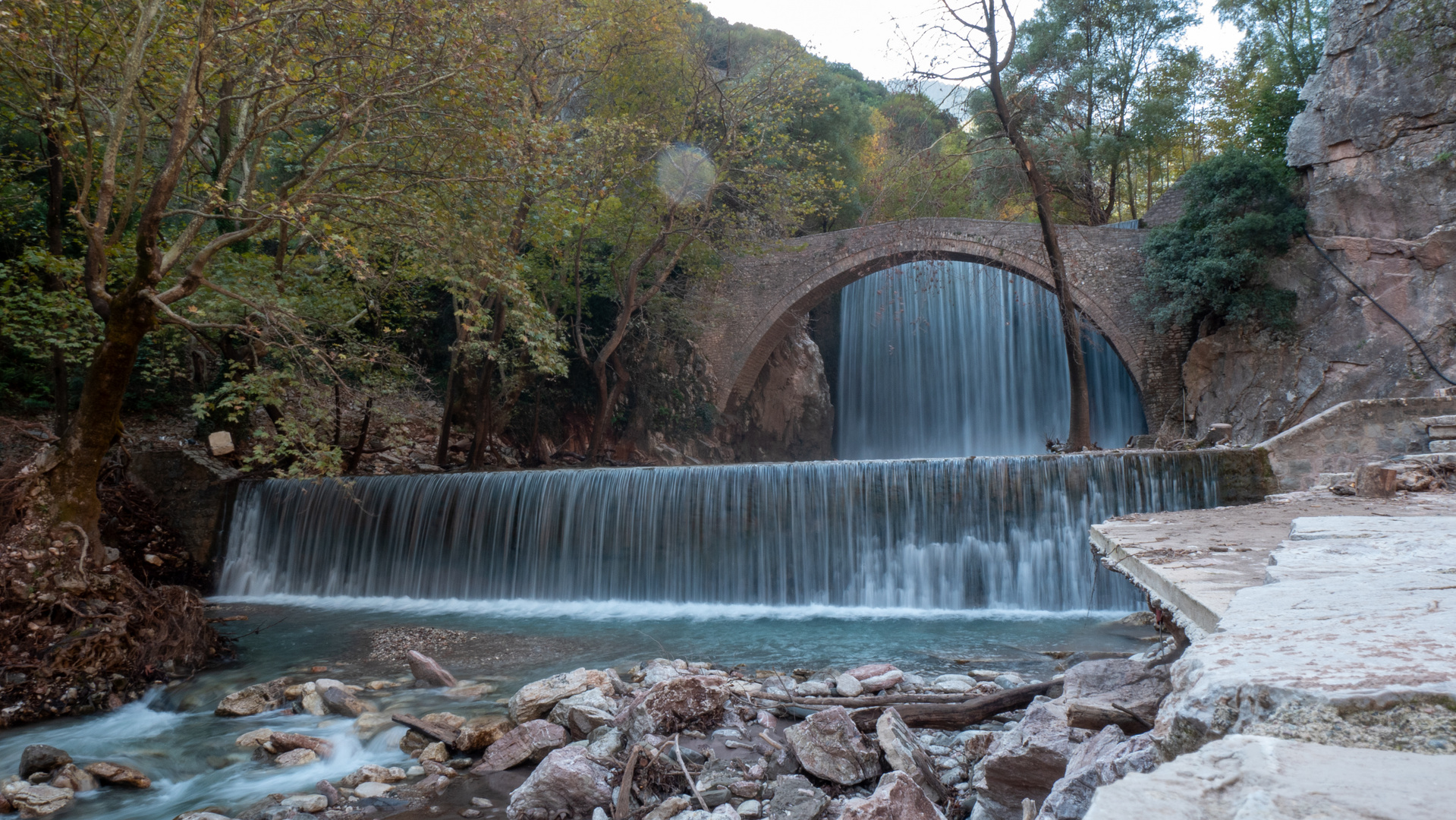 Steinbrücke mit Wasserfällen 