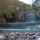 Steinbrücke mit Wasserfällen 