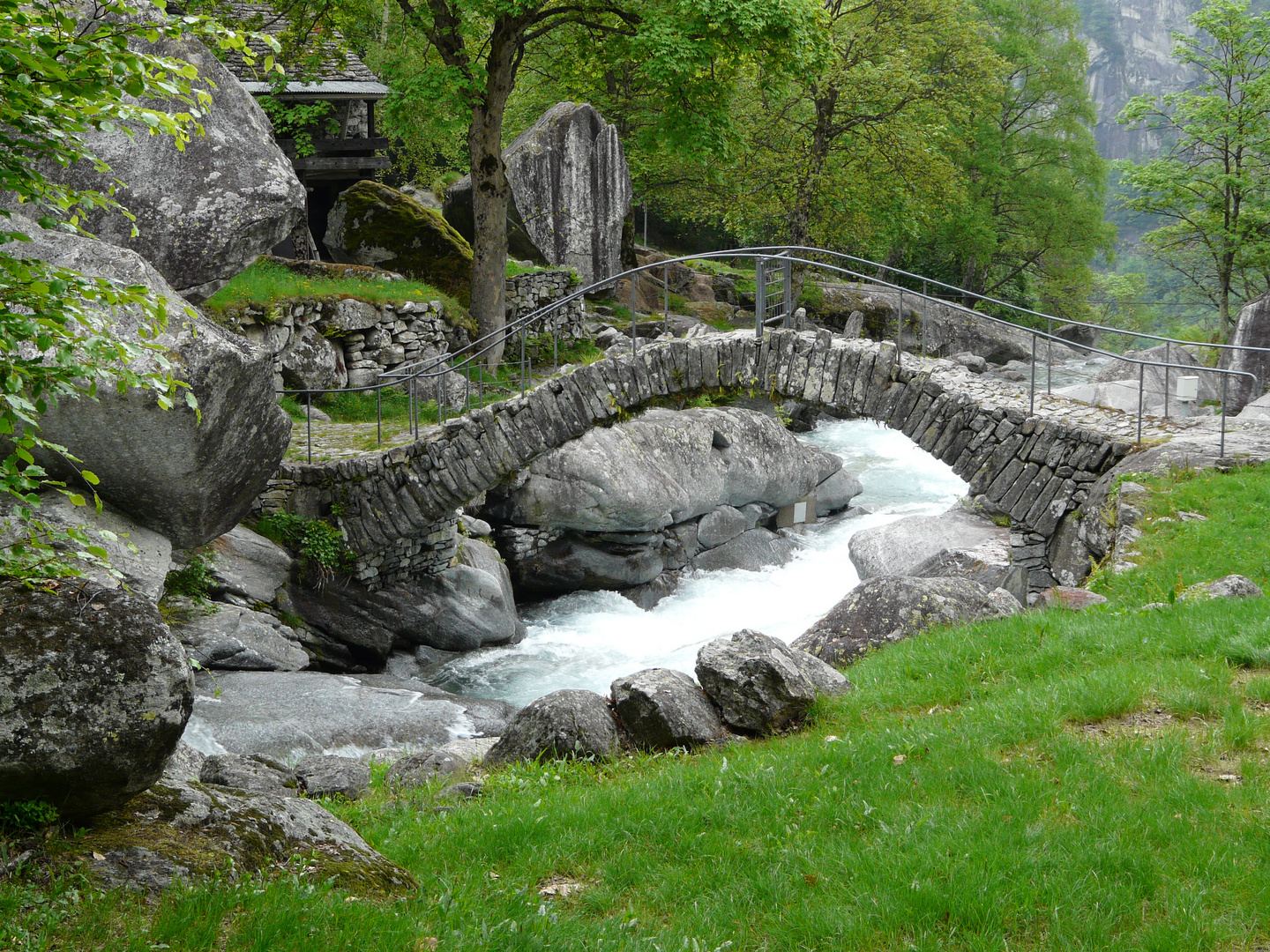 Steinbrücke über Schmelzwasser