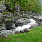 Steinbrücke über Schmelzwasser
