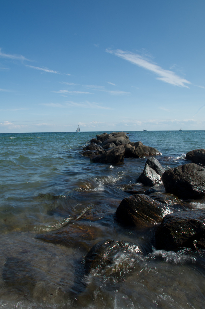 Steinbuhne ins Meer auf Fehmarn