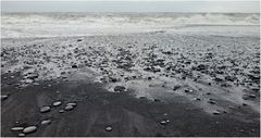 Steine am schwarz-weißen Strand von Reynisvjara (II)