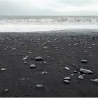 Steine am schwarz-weißen Strand von Reynisvjara (III)