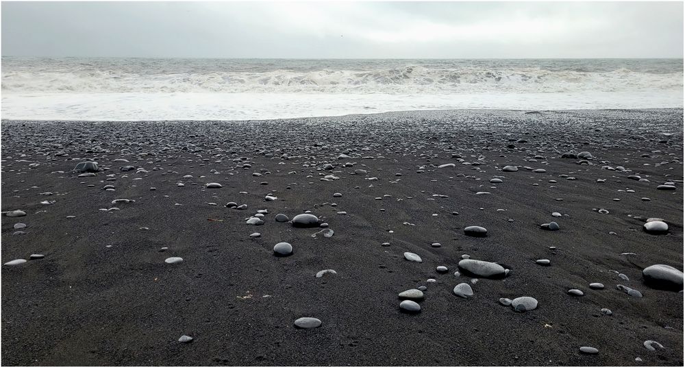 Steine am schwarz-weißen Strand von Reynisvjara (III)