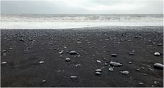 Steine am schwarz-weißen Strand von Reynisvjara (III)