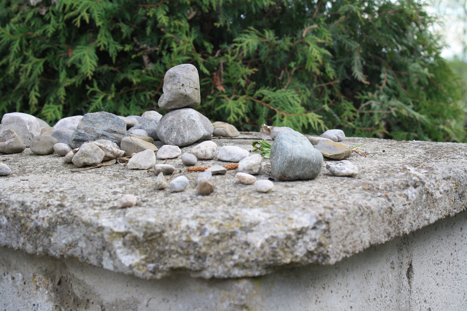 Steine auf einem Grab