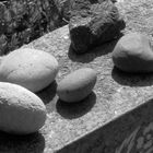 Steine auf Grabstein