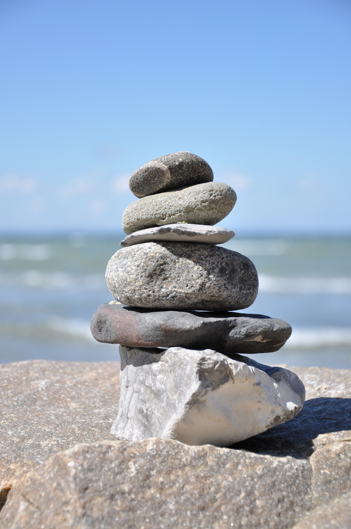 Steine aufgetürmt am Strand von Rosenhagen/ Ostsee