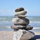 Steine aufgetürmt am Strand von Rosenhagen/ Ostsee