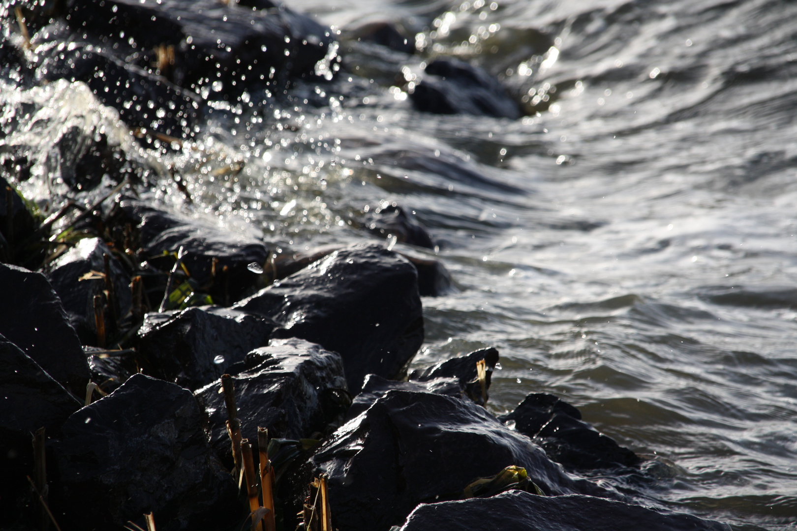 Steine bändigen das Wasser