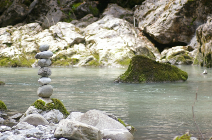 Steine balancieren in der Rappenlochschlucht