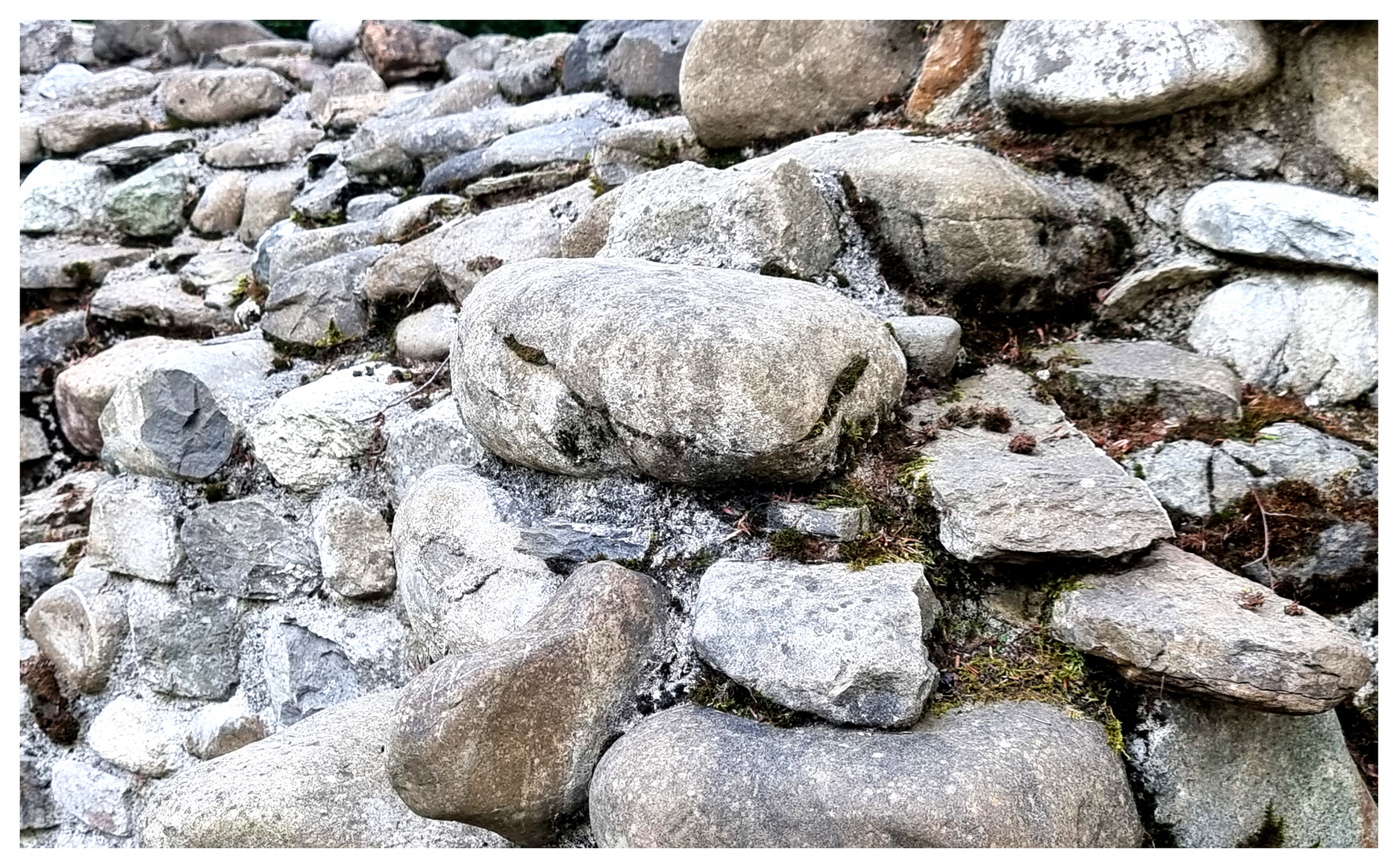 Steine, die einst die Burg ausmachten