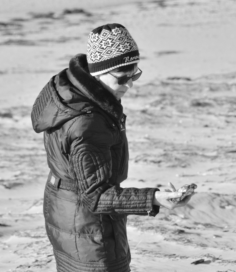 Steine Finden am Strand 