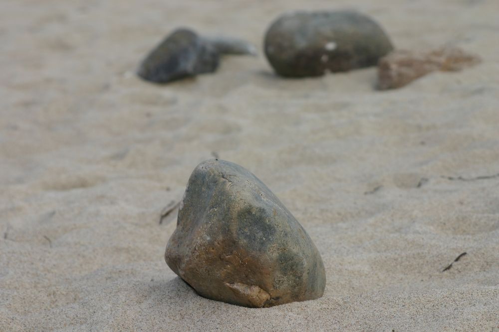 Steine im Sandstrand