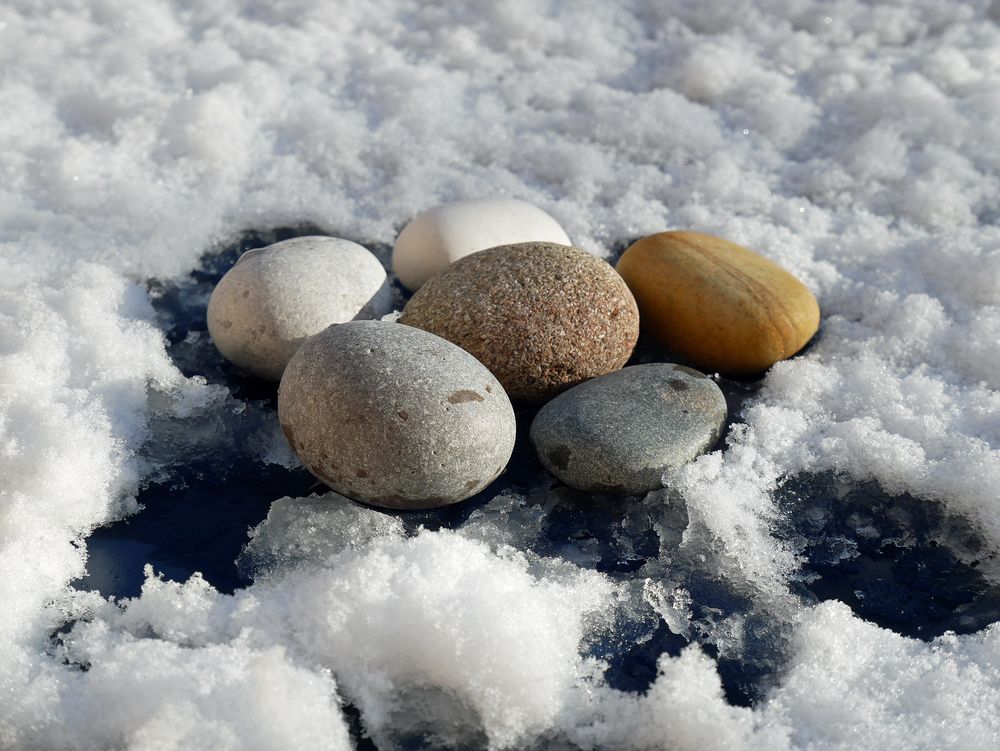 Steine im Schnee