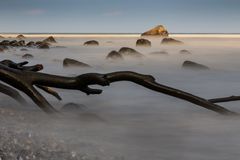 Steine im Wassernebel