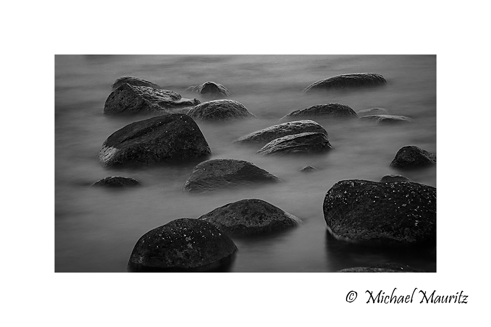 Steine im Wassernebel