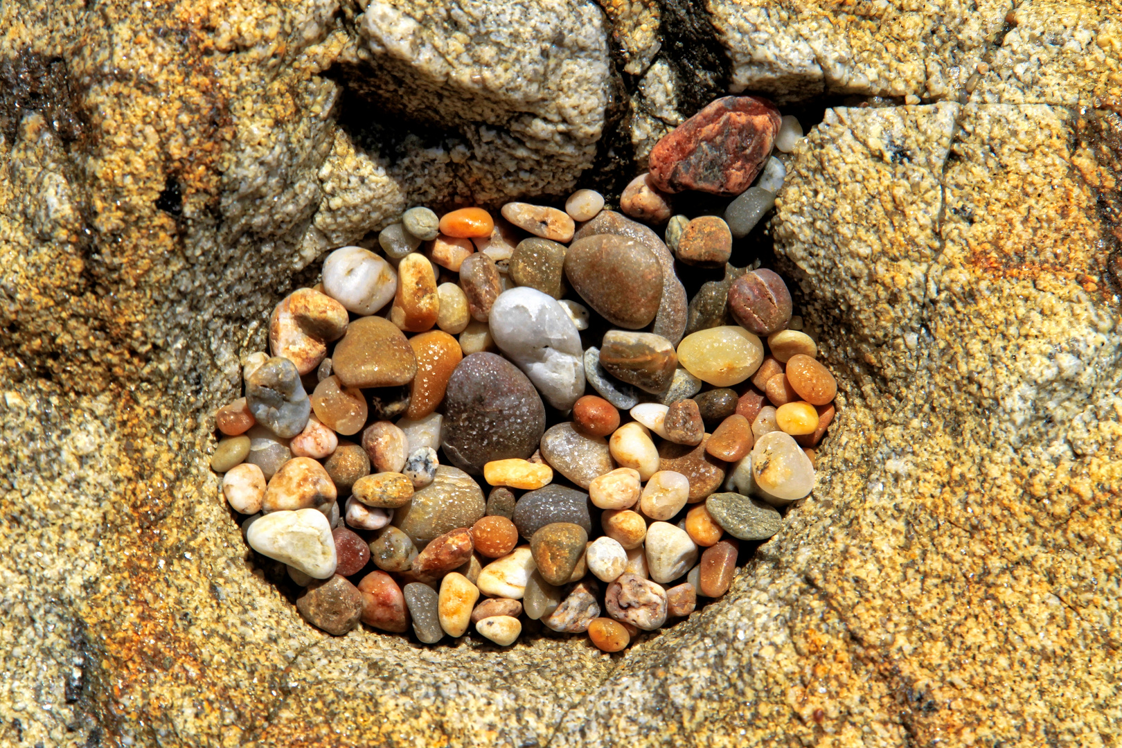 Steine in einem Felsen  -  stones in a rock