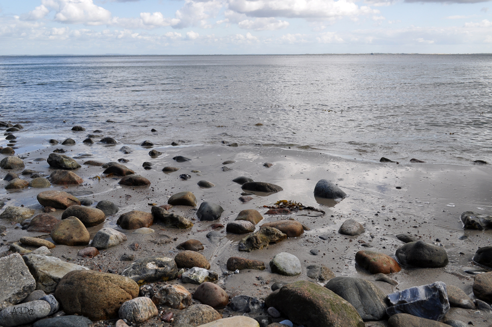 Steine-Sand-Meer-Wolken