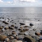 Steine-Sand-Meer-Wolken