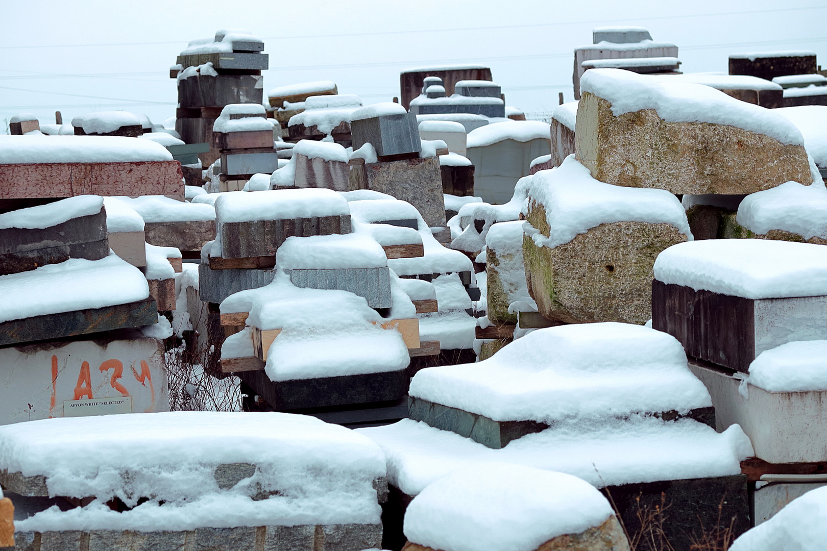 Steine stapeln im Winter