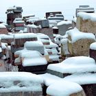Steine stapeln im Winter