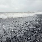 Steine und Beine am schwarz-weißen Strand von Reynisvjara