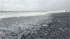 Steine und Beine am schwarz-weißen Strand von Reynisvjara