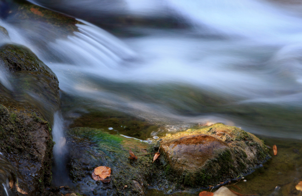 Steine und Wasser