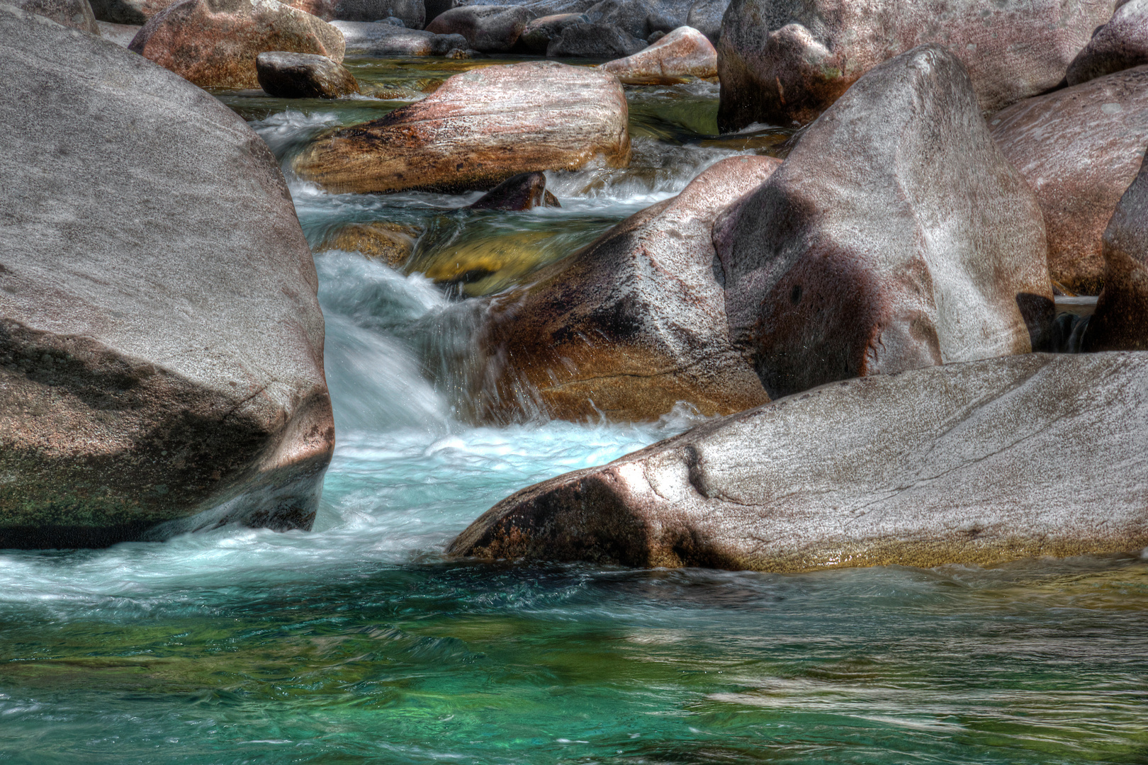 Steine und Wasser