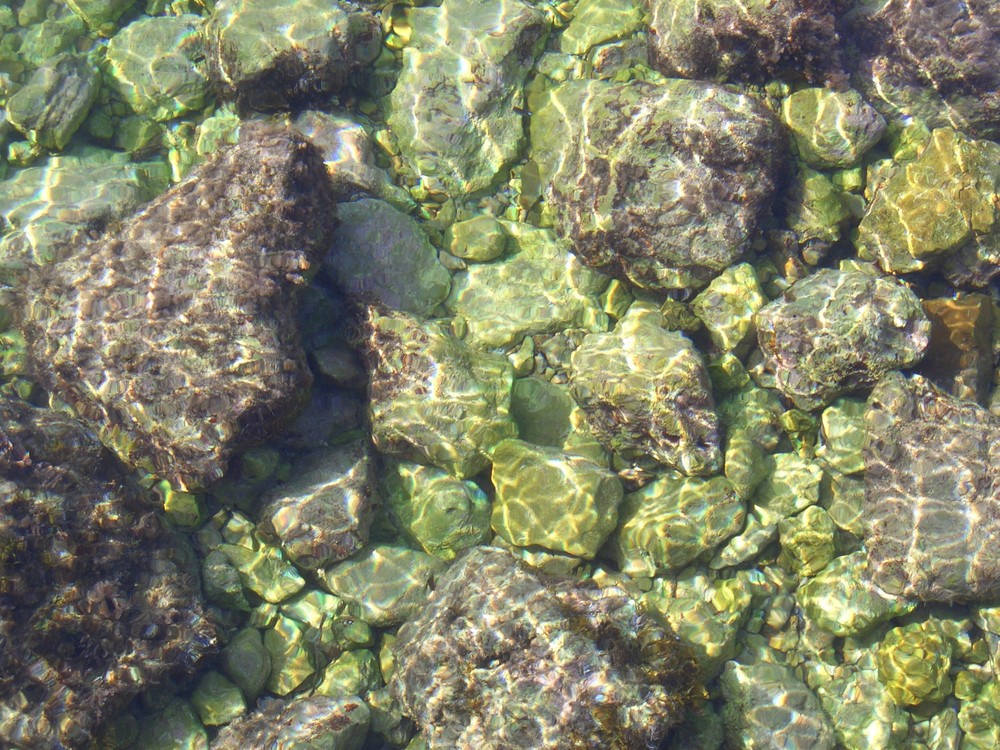 Steine unter der Wasseroberfläche