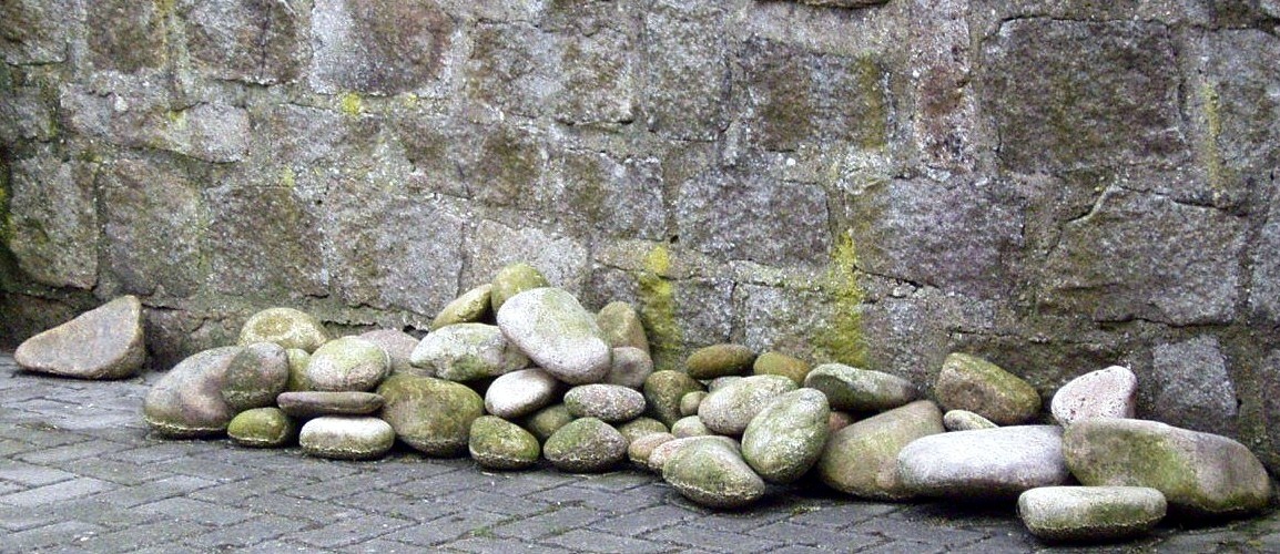 Steine vor der Mauer