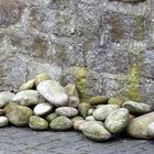 Steine vor der Mauer