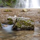 Steine vor Wasserfall